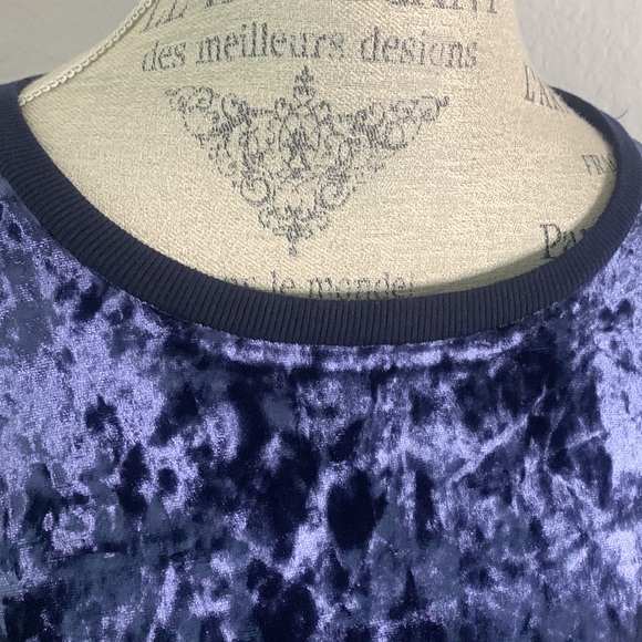 Deep Blue Velvet Cuffed Blouse - Picture 3 of 7